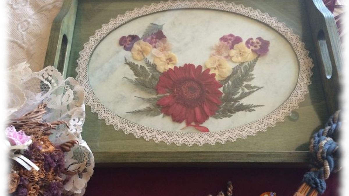 Bandeja de madera pintada con pátinas, decorada con flor seca y pasamanería.